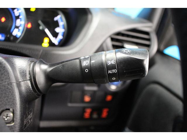 ヴォクシー ハイブリッドＶ　禁煙車／後席モニター／ウォークスルー／純正９インチナビ／バックカメラ／フルセグ／両側パワースライドドア／クルーズコントロール／シートヒーター／純正１５ＡＷ／ワイヤレス充電／ブルートゥース接続／ＥＴＣ（66枚目）