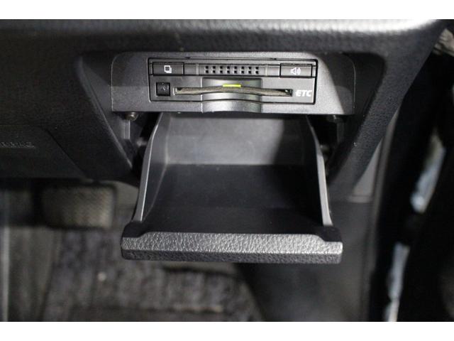 ヴォクシー ハイブリッドＶ　禁煙車／後席モニター／ウォークスルー／純正９インチナビ／バックカメラ／フルセグ／両側パワースライドドア／クルーズコントロール／シートヒーター／純正１５ＡＷ／ワイヤレス充電／ブルートゥース接続／ＥＴＣ（67枚目）