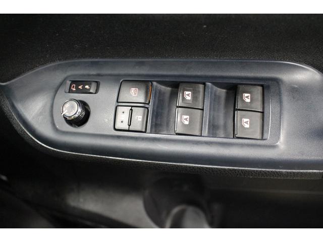 ヴォクシー ハイブリッドＶ　禁煙車／後席モニター／ウォークスルー／純正９インチナビ／バックカメラ／フルセグ／両側パワースライドドア／クルーズコントロール／シートヒーター／純正１５ＡＷ／ワイヤレス充電／ブルートゥース接続／ＥＴＣ（68枚目）