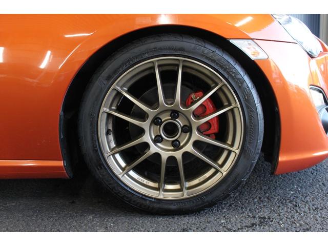 86 GT 禁煙車/TRDマフラー/HKSエキマニ/BLITZ車高調/ENKEI17インチアルミホイール/OMPステアリング/カーボン調リアスポイラー/純正ナビ/バックカメラ/フルセグ/HIDヘッドライト/ETC(9枚目)