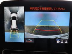 【全方位カメラ】アラウンドビューモニターは真上から見下ろした様に車の周囲を表示することで、駐車時の安全性と利便性を高めます。 6