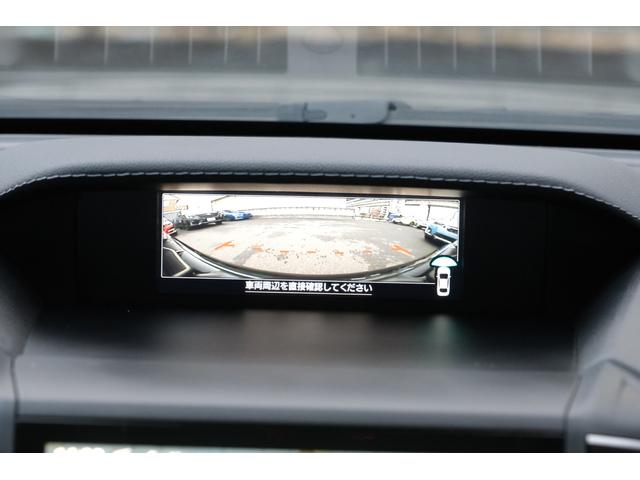 フロントグリルおよび助手席側ドアミラーに装備されたカメラの映像を表示して死角を低減し安全運転をアシストします。