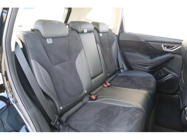 後席も目立ったダメージもなくきれいな状態が保たれております！センターアームレスト＆リクライニング機能装備でゆったりとくつろぎながら移動時間を過ごすことができます。