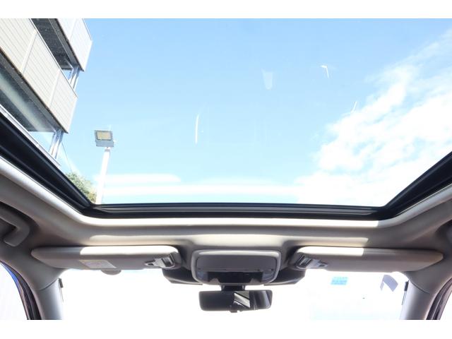 電動サンルーフ装備！内側のシェード開ければ車内が明るくなり開放的です！もちろん電動スライドでガラスルーフが開きます。
