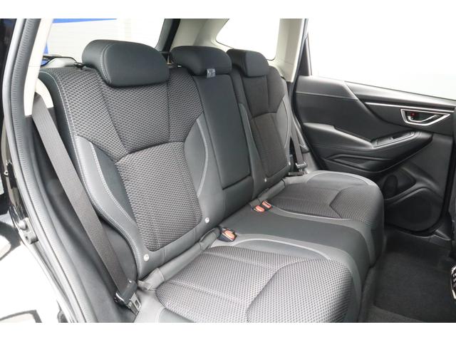 後席も使用感が少なくキレイな状態が保たれております！同乗者様も嬉しいリクライニング機能・中央部アームレスト＆ドリンクホルダー機能付き！