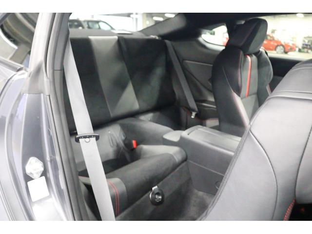 リヤシートにも大人２人がしっかりと座る事が出来ます