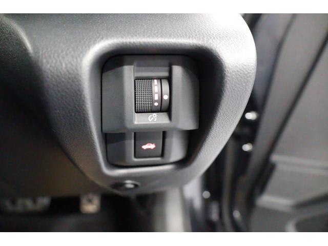 メーターパネルイルミネーションの調整ダイヤルとトランクオープナースイッチ