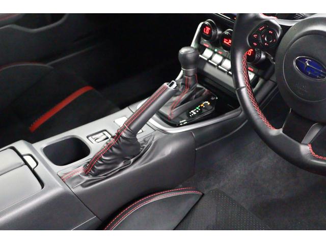 滑らかな変速のＣＶＴ。サイドブレーキはレバー式。