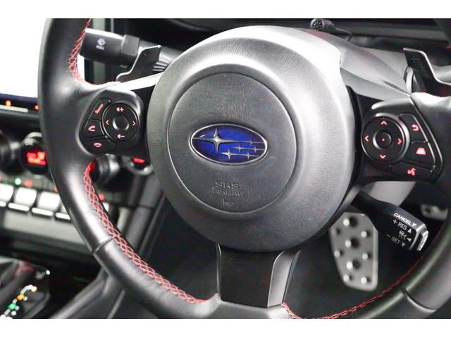 アダプティブクルーズコントロールの制御スイッチ。アイサイトのステレオカメラと連動して作動するので、高速道路運転中のアクセル・ブレーキの操作が不要になります