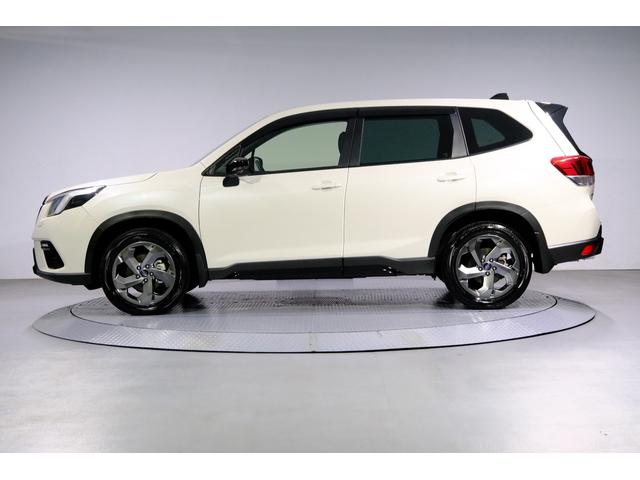 フォレスター STIスポーツ 走行少な目7,000km台! パナソニック8型ナビ ETC2.0 フロント・サイド・バックカメラ スバルリアビークルディテクション リアオートマチックブレーキシステム コーナーセンサー スマートリアビューカメラ(3枚目)