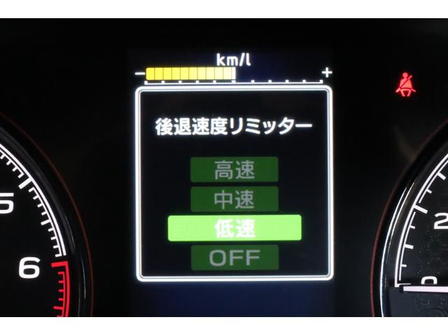 後退時、万が一の踏み間違いに備えて速度リミッター機能搭載！