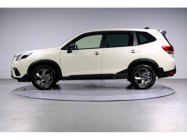 フォレスター ＳＴＩスポーツ　新世代アイサイト　専用レザーシート　２年間走行距離無制限スバルあんしん保証付き／ＥＴＣ／４ＷＤ／バックカメラ／スマートキー／パワーシート／レザーシート／ＬＥＤヘッドライト／パドルシフト／フルセグＴＶ／プッシュスタート／ＤＶＤ再生（3枚目）