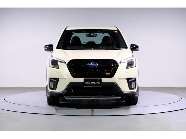 フォレスター ＳＴＩスポーツ　新世代アイサイト　専用レザーシート　２年間走行距離無制限スバルあんしん保証付き／ＥＴＣ／４ＷＤ／バックカメラ／スマートキー／パワーシート／レザーシート／ＬＥＤヘッドライト／パドルシフト／フルセグＴＶ／プッシュスタート／ＤＶＤ再生（4枚目）