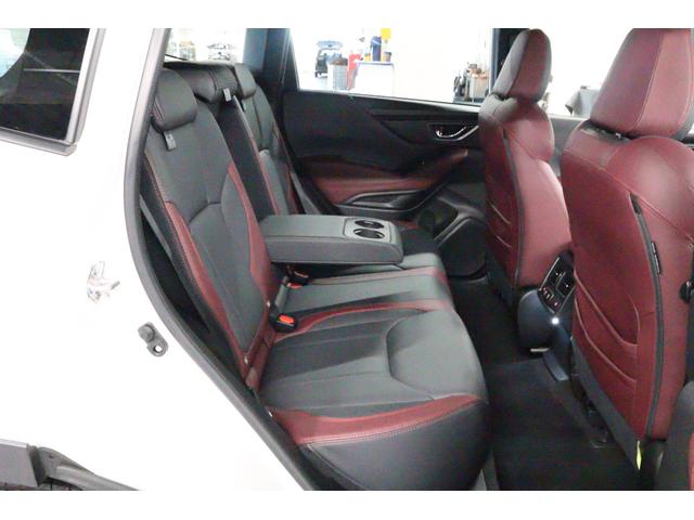 フォレスター ＳＴＩスポーツ　新世代アイサイト　専用レザーシート　２年間走行距離無制限スバルあんしん保証付き／ＥＴＣ／４ＷＤ／バックカメラ／スマートキー／パワーシート／レザーシート／ＬＥＤヘッドライト／パドルシフト／フルセグＴＶ／プッシュスタート／ＤＶＤ再生（9枚目）