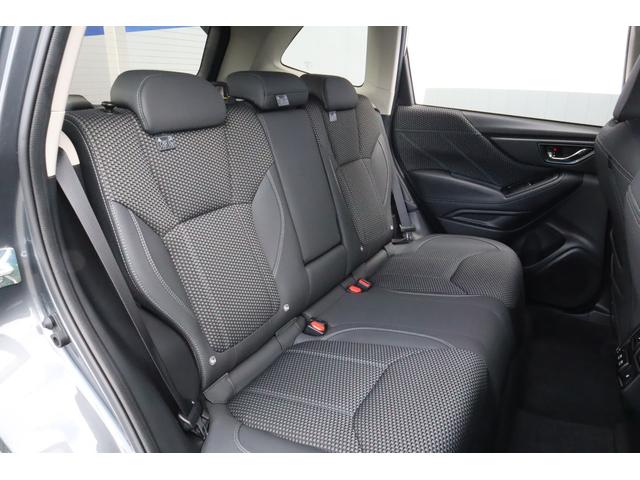 後席も使用感が少なくキレイな状態が保たれております！同乗者様にも嬉しいリクライニング・シートヒーター機能搭載！