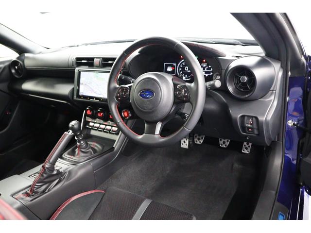 少ない視線移動で確認できるディスプレイ類や、直感的に操作できるスイッチ類で実用性や使いやすさを確保。