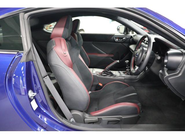 ホールド性が良く、シートが身体をすっぽりと包んでくれますので、フィット感があります。ＳＴＩ専用インテリアが目を惹きます！
