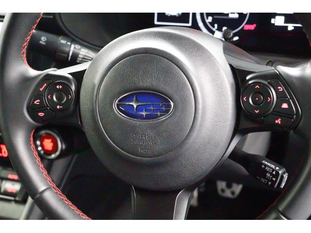 操舵性を考慮したサイズのステアリングホイール！左右のスイッチにて様々な操作が可能です！