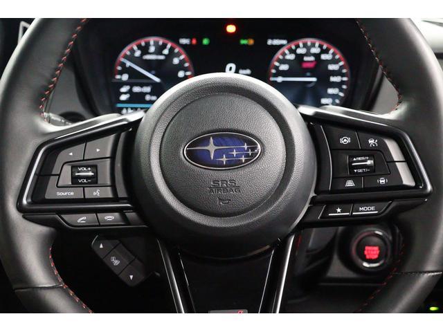 �X�e�A�����O����ɉ^�]���ɕK�v�ȑ���n�̃X�C�b�`���W�񂵂āA�X�e�A�����O���������܂܃R���g���[�����\�ł��B