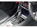 シフトノブの後方には運転に仏よう制御系スイッチを集中させ、直感的に操作できるようになっています。