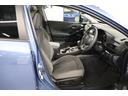 室内もクリーニング済です!足元の広い前席はドライバーに最適なドライビングポジションを提供します。また、左右の席の間隔もゆとりがあります!