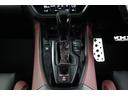 スポーティーなシフト周り。奥には小物入れスペースや電源ソケット、手前にはカップホルダーもあります。カメラのスイッチや電動パーキングブレーキもここにあります。