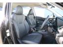 運転席もダメージが少なくキレイな状態が保たれております！メーカーオプションによる本革パワーシートを搭載！高級感を保ちつつ、沈み込む感触で長距離運転の疲労を軽減します！