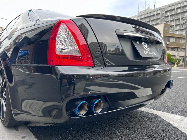 クアトロポルテ スポーツＧＴ　Ｓ　９インチ　アルパイン　ビックＸ搭載　純正２０インチアルミグロスブラック塗装　サンルーフ　レッド＆ブラック内装　パワークラフト中間＆エンドパイプ　ローダウン　パイロットスポーツ４（3枚目）