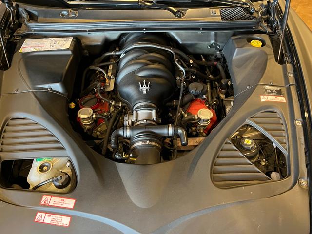 クアトロポルテ スポーツＧＴ　Ｓ　９インチ　アルパイン　ビックＸ搭載　純正２０インチアルミグロスブラック塗装　サンルーフ　レッド＆ブラック内装　パワークラフト中間＆エンドパイプ　ローダウン　パイロットスポーツ４（5枚目）