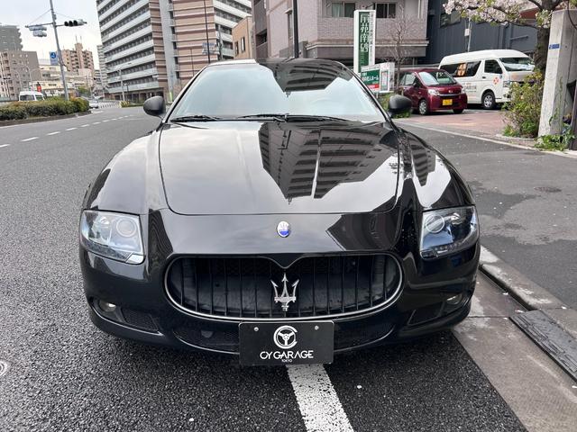 クアトロポルテ スポーツＧＴ　Ｓ　９インチ　アルパイン　ビックＸ搭載　純正２０インチアルミグロスブラック塗装　サンルーフ　レッド＆ブラック内装　パワークラフト中間＆エンドパイプ　ローダウン　パイロットスポーツ４（13枚目）