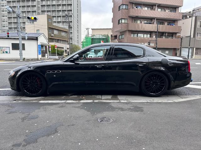 クアトロポルテ スポーツＧＴ　Ｓ　９インチ　アルパイン　ビックＸ搭載　純正２０インチアルミグロスブラック塗装　サンルーフ　レッド＆ブラック内装　パワークラフト中間＆エンドパイプ　ローダウン　パイロットスポーツ４（14枚目）