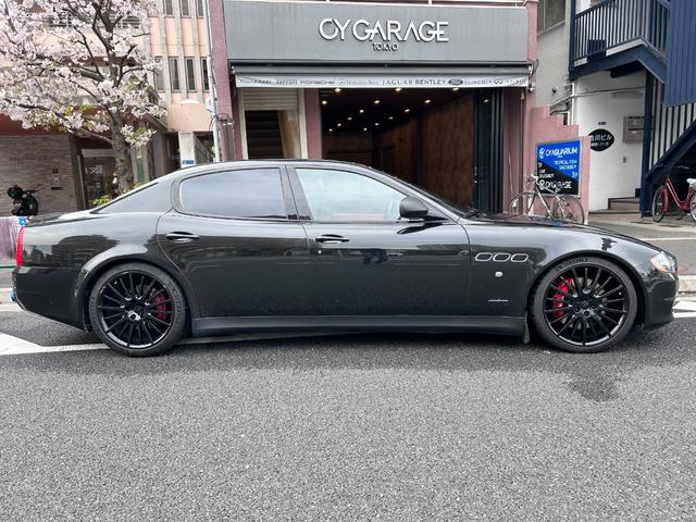 クアトロポルテ スポーツＧＴ　Ｓ　９インチ　アルパイン　ビックＸ搭載　純正２０インチアルミグロスブラック塗装　サンルーフ　レッド＆ブラック内装　パワークラフト中間＆エンドパイプ　ローダウン　パイロットスポーツ４（17枚目）