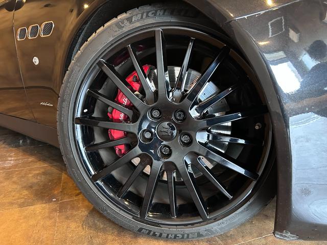 クアトロポルテ スポーツＧＴ　Ｓ　９インチ　アルパイン　ビックＸ搭載　純正２０インチアルミグロスブラック塗装　サンルーフ　レッド＆ブラック内装　パワークラフト中間＆エンドパイプ　ローダウン　パイロットスポーツ４（21枚目）