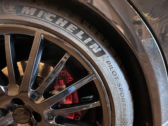 クアトロポルテ スポーツＧＴ　Ｓ　９インチ　アルパイン　ビックＸ搭載　純正２０インチアルミグロスブラック塗装　サンルーフ　レッド＆ブラック内装　パワークラフト中間＆エンドパイプ　ローダウン　パイロットスポーツ４（22枚目）