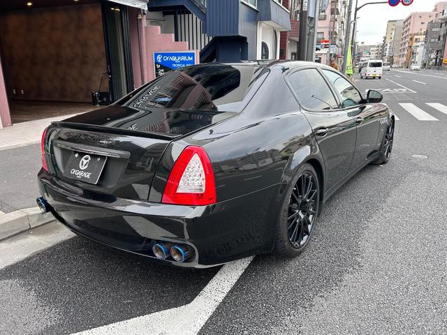 クアトロポルテ スポーツＧＴ　Ｓ　９インチ　アルパイン　ビックＸ搭載　純正２０インチアルミグロスブラック塗装　サンルーフ　レッド＆ブラック内装　パワークラフト中間＆エンドパイプ　ローダウン　パイロットスポーツ４（23枚目）