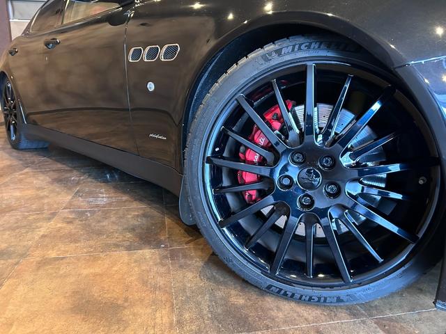 クアトロポルテ スポーツＧＴ　Ｓ　９インチ　アルパイン　ビックＸ搭載　純正２０インチアルミグロスブラック塗装　サンルーフ　レッド＆ブラック内装　パワークラフト中間＆エンドパイプ　ローダウン　パイロットスポーツ４（28枚目）