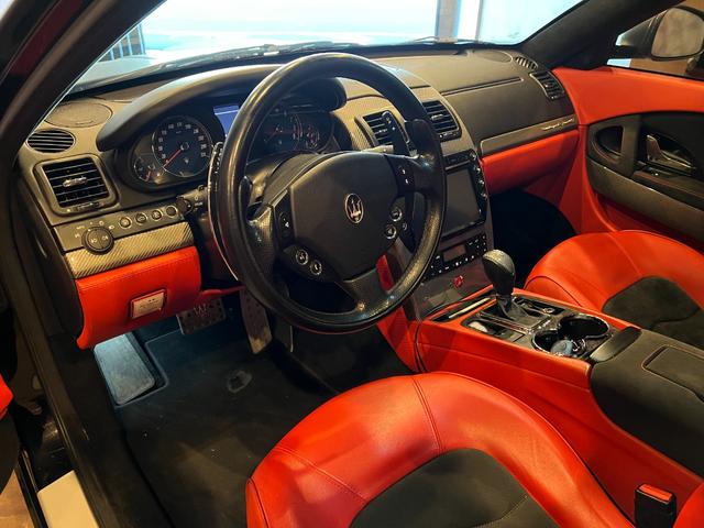 クアトロポルテ スポーツＧＴ　Ｓ　９インチ　アルパイン　ビックＸ搭載　純正２０インチアルミグロスブラック塗装　サンルーフ　レッド＆ブラック内装　パワークラフト中間＆エンドパイプ　ローダウン　パイロットスポーツ４（30枚目）