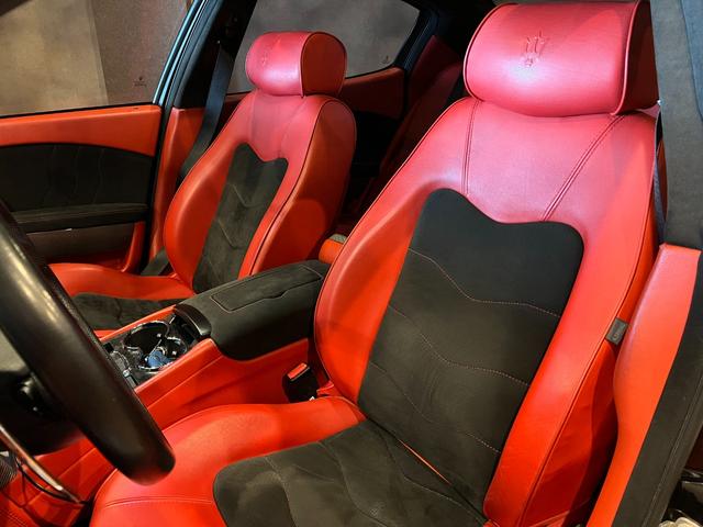 クアトロポルテ スポーツＧＴ　Ｓ　９インチ　アルパイン　ビックＸ搭載　純正２０インチアルミグロスブラック塗装　サンルーフ　レッド＆ブラック内装　パワークラフト中間＆エンドパイプ　ローダウン　パイロットスポーツ４（31枚目）