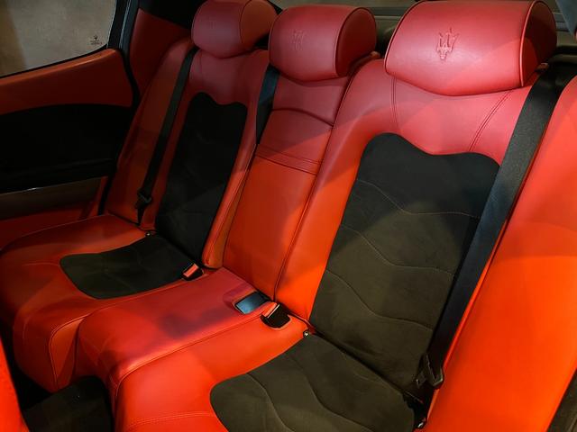 クアトロポルテ スポーツＧＴ　Ｓ　９インチ　アルパイン　ビックＸ搭載　純正２０インチアルミグロスブラック塗装　サンルーフ　レッド＆ブラック内装　パワークラフト中間＆エンドパイプ　ローダウン　パイロットスポーツ４（32枚目）