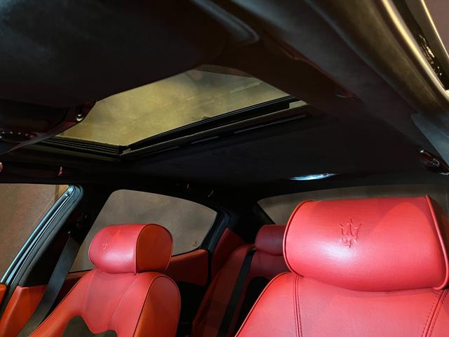 クアトロポルテ スポーツＧＴ　Ｓ　９インチ　アルパイン　ビックＸ搭載　純正２０インチアルミグロスブラック塗装　サンルーフ　レッド＆ブラック内装　パワークラフト中間＆エンドパイプ　ローダウン　パイロットスポーツ４（33枚目）