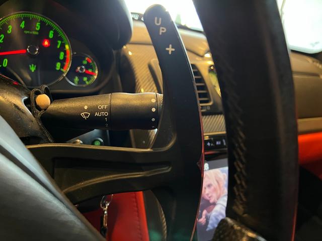 クアトロポルテ スポーツＧＴ　Ｓ　９インチ　アルパイン　ビックＸ搭載　純正２０インチアルミグロスブラック塗装　サンルーフ　レッド＆ブラック内装　パワークラフト中間＆エンドパイプ　ローダウン　パイロットスポーツ４（37枚目）