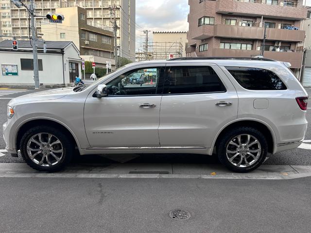 ダッジ・デュランゴ シタデル 新車並行車 ワンオーナー ユーザー買取車 7人乗り 3列シート 黒革シート サンルーフ 純正20インチAW バック&サイド&アンダーカメラ パドルシフト レーダークルーズコントロール(12枚目)