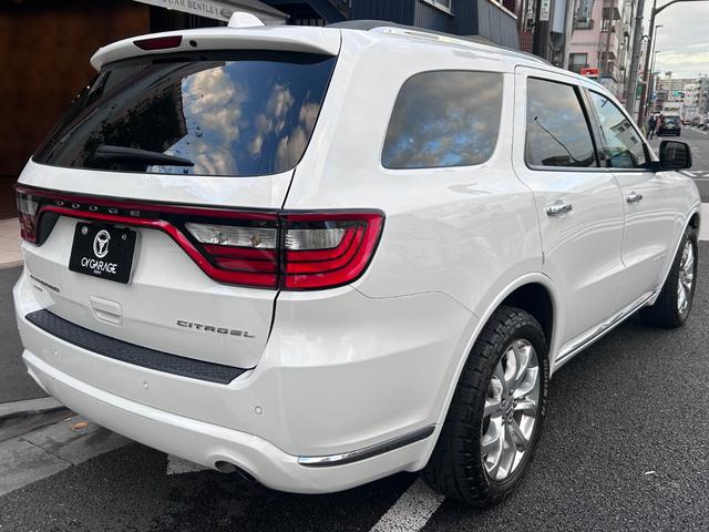 ダッジ・デュランゴ シタデル 新車並行車 ワンオーナー ユーザー買取車 7人乗り 3列シート 黒革シート サンルーフ 純正20インチAW バック&サイド&アンダーカメラ パドルシフト レーダークルーズコントロール(16枚目)