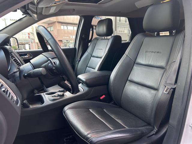 ダッジ・デュランゴ シタデル 新車並行車 ワンオーナー ユーザー買取車 7人乗り 3列シート 黒革シート サンルーフ 純正20インチAW バック&サイド&アンダーカメラ パドルシフト レーダークルーズコントロール(22枚目)