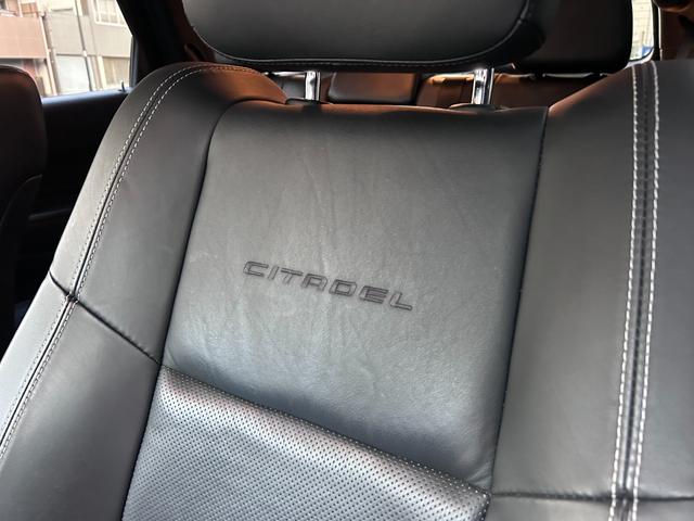 ダッジ・デュランゴ シタデル 新車並行車 ワンオーナー ユーザー買取車 7人乗り 3列シート 黒革シート サンルーフ 純正20インチAW バック&サイド&アンダーカメラ パドルシフト レーダークルーズコントロール(50枚目)
