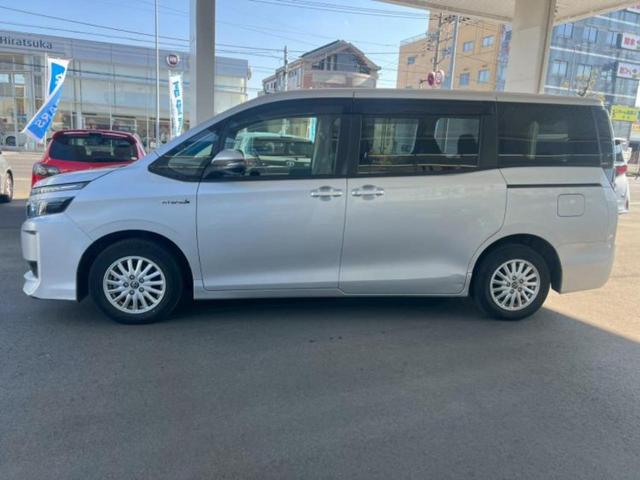 ヴォクシー ハイブリッドX 新品タイヤ/保証書/純正 SDナビ/衝突安全装置/電動スライドドア/ヘッドランプ LED/Bluetooth接続/ETC/EBD付ABS/横滑り防止装置/アイドリングストップ/バックモニター 記録簿(2枚目)