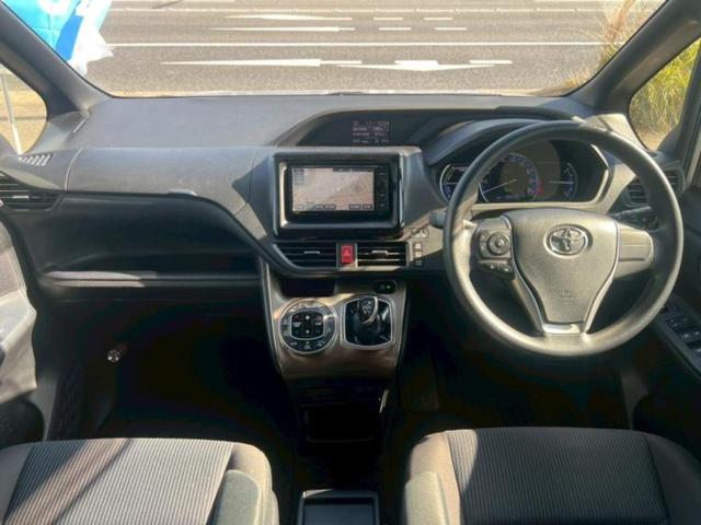 ヴォクシー ハイブリッドX 新品タイヤ/保証書/純正 SDナビ/衝突安全装置/電動スライドドア/ヘッドランプ LED/Bluetooth接続/ETC/EBD付ABS/横滑り防止装置/アイドリングストップ/バックモニター 記録簿(4枚目)