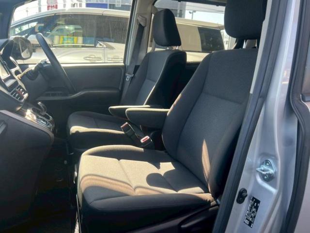 ヴォクシー ハイブリッドX 新品タイヤ/保証書/純正 SDナビ/衝突安全装置/電動スライドドア/ヘッドランプ LED/Bluetooth接続/ETC/EBD付ABS/横滑り防止装置/アイドリングストップ/バックモニター 記録簿(6枚目)