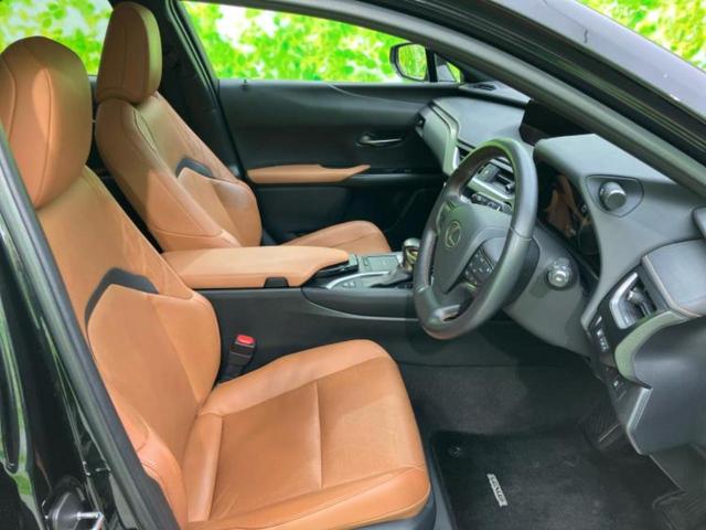 ＵＸ ＵＸ２５０ｈバージョンＬ　サンルーフ／保証書／純正　１０インチ　ＳＤナビ／衝突安全装置／シートヒーター／パノラミックビューモニター／車線逸脱防止支援システム／シート　フルレザー／電動バックドア／ヘッドランプ　ＬＥＤ　革シート（4枚目）