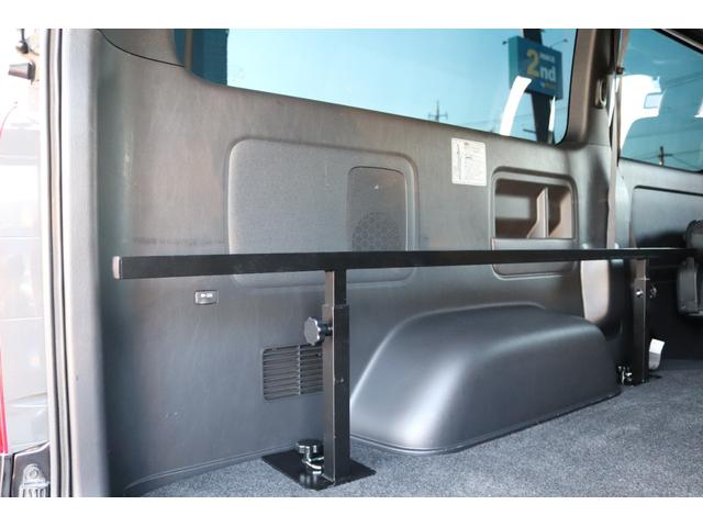 ハイエースバン スーパーＧＬ　ダークプライムＩＩ　トヨタ純正ＳＤナビ　バックカメラ　ＥＴＣ　ドライブレコーダー前後　ＴＲＤフロントスポイラー　ＴＲＤマッドガード　ＴＲＤサイドスカート　ＴＯＹＯオープンカントリーＡＴ１５インチ　トヨタ純正アルミホイール（31枚目）